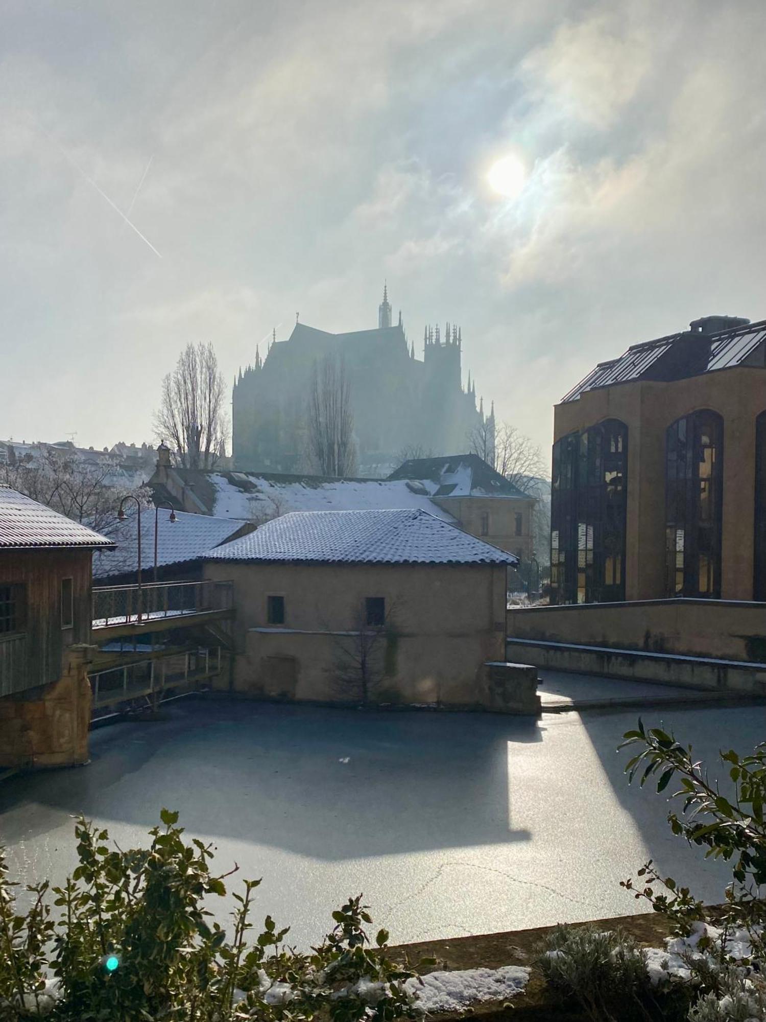Une Vue Les Pieds Dans L'Eau Metz Exterior photo