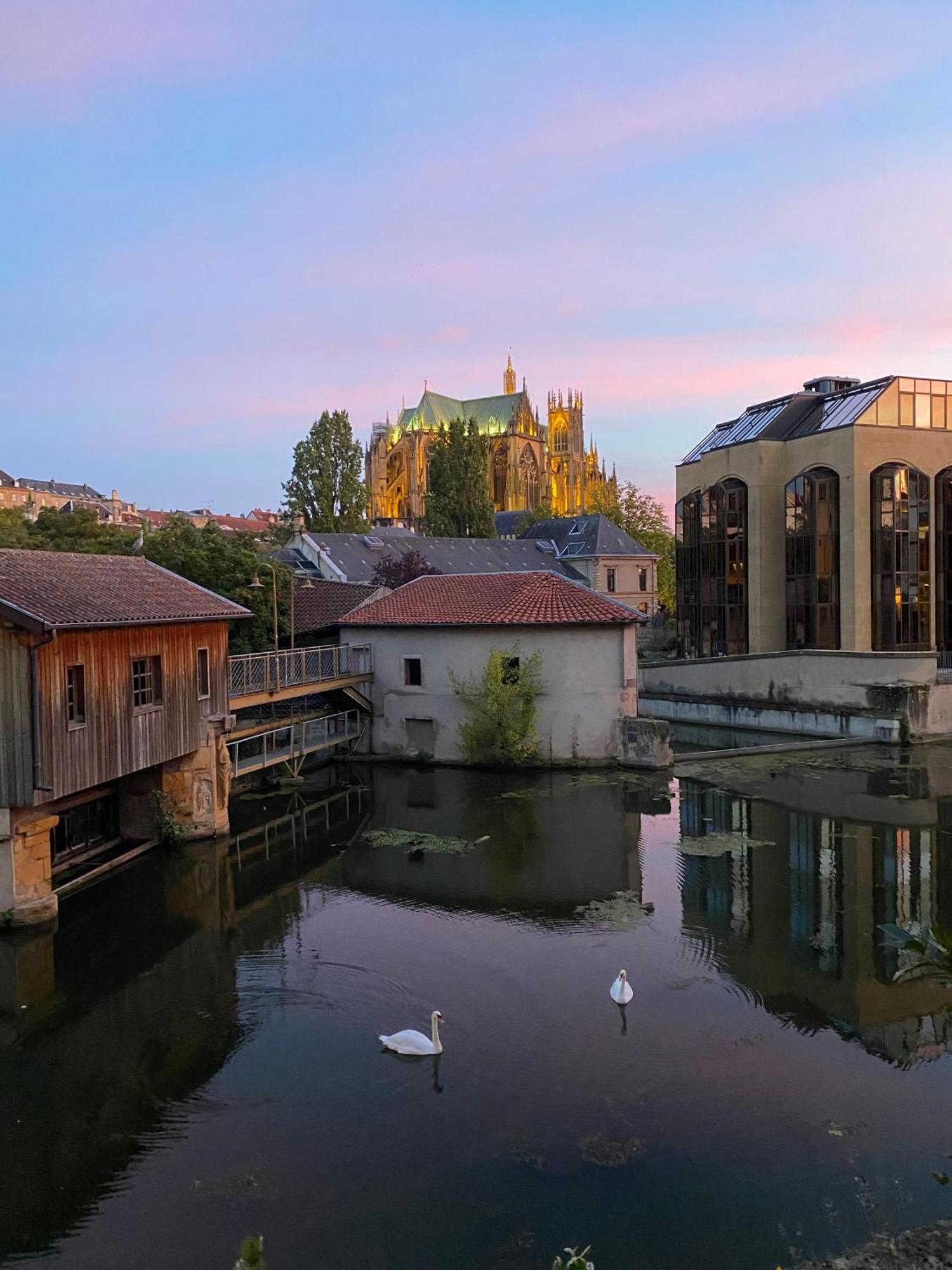 Une Vue Les Pieds Dans L'Eau Metz Exterior photo